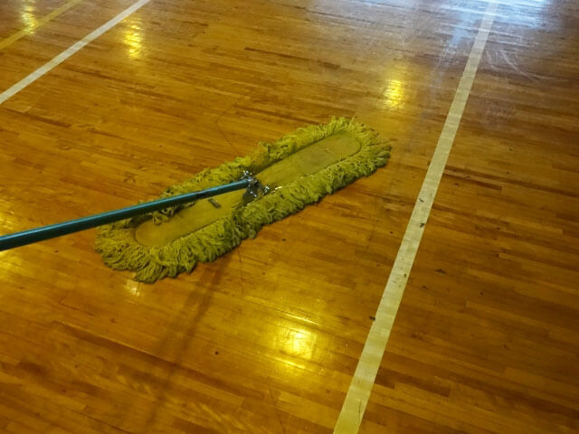 体育館スポーツフロアの日常清掃